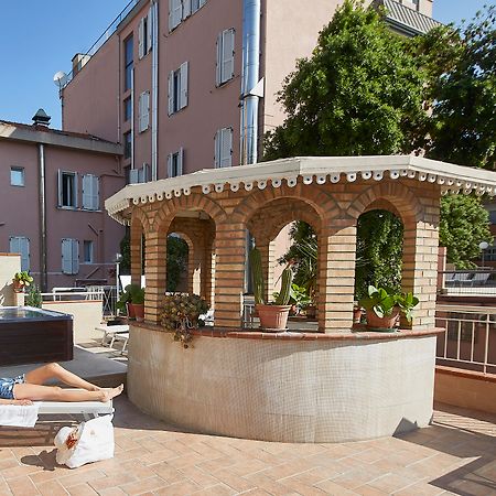 Hotel Vienna Ostenda E Ristorante Il Danubio Rimini Dış mekan fotoğraf
